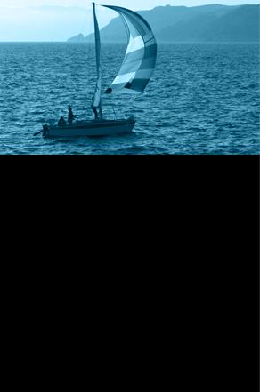 Voilier naviguant au bord des côtes odis-c